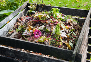 Bac de compost dans le jardin, biodéchets