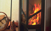 Feu de poêle à bois dans un salon