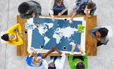 Individus autour d'une table avec une carte du monde