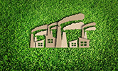 Usines en carton sur fond d'herbe