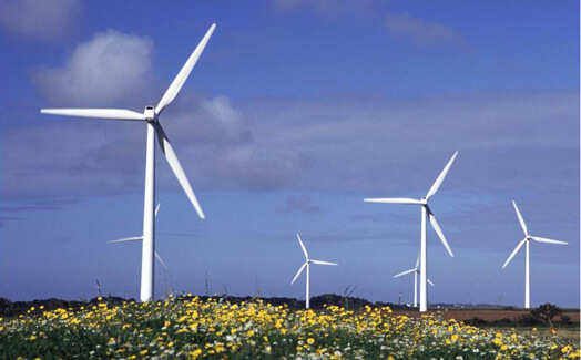 Éoliennes dans des champs