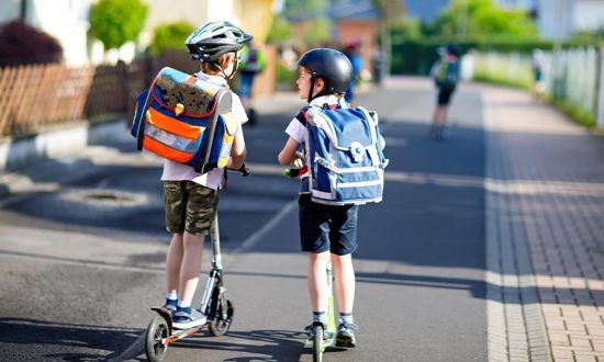 Enfants en trotinettes, mobilité douce.