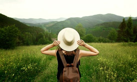 Femme qui marche dans nature, champ, forêt