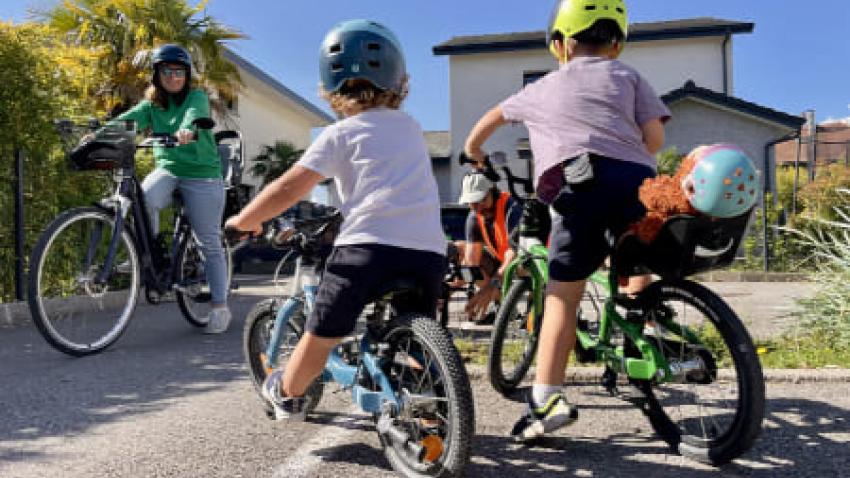 Deux enfants à bicyclette.