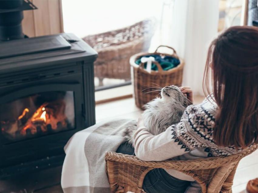 Une femme assise près du feu.