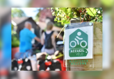 Illustration avec un panneau : "Accueil vélo, bienvenue, welcome."